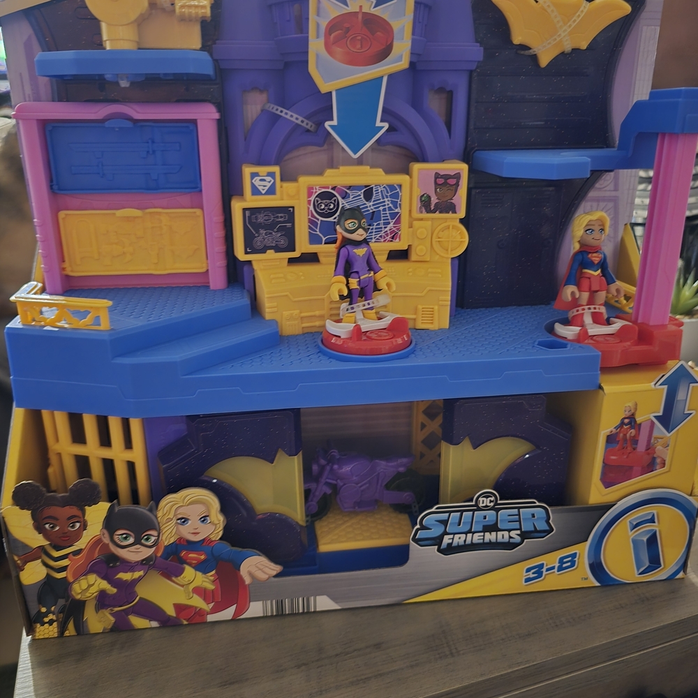 NIB Batgirl Hero HideoutFisher-Price Super Friends Playset.